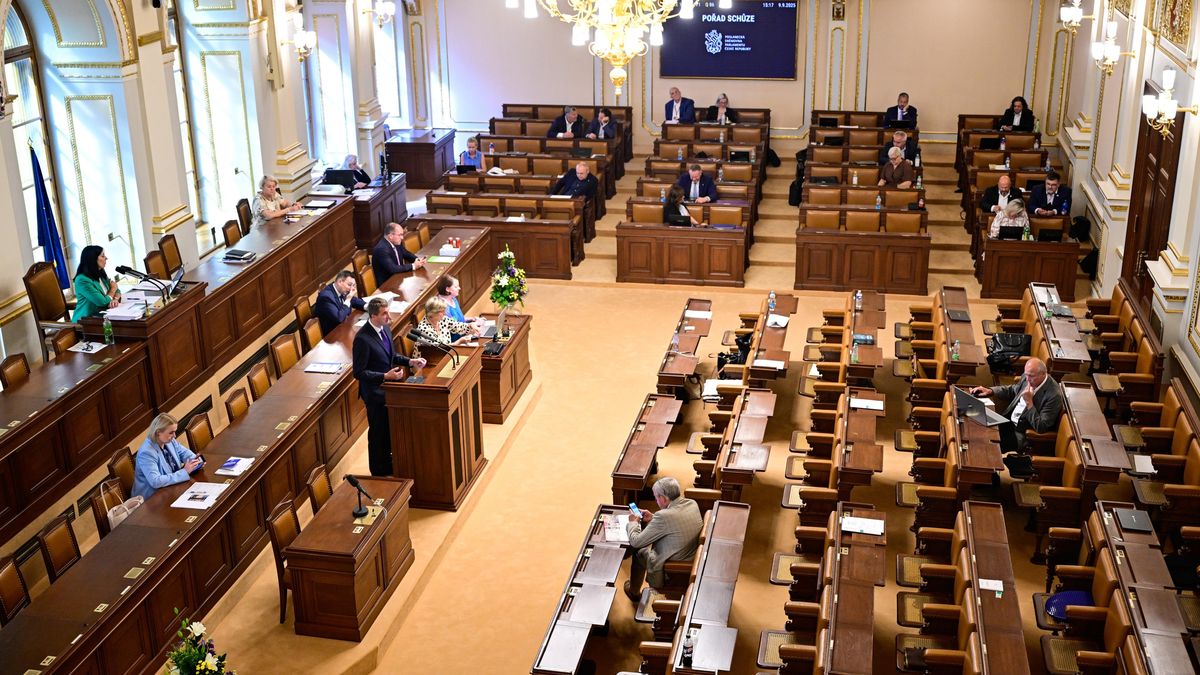 Sněmovna po několika hodinách schválila program